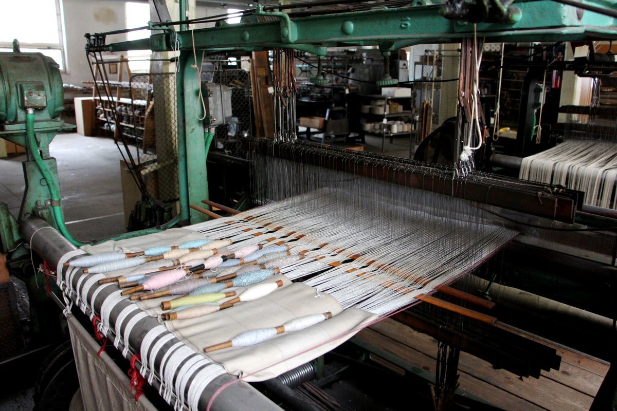 V dezinatuře krnovské textilky Karnola byly archivy vzorníků látek od roku 1870.