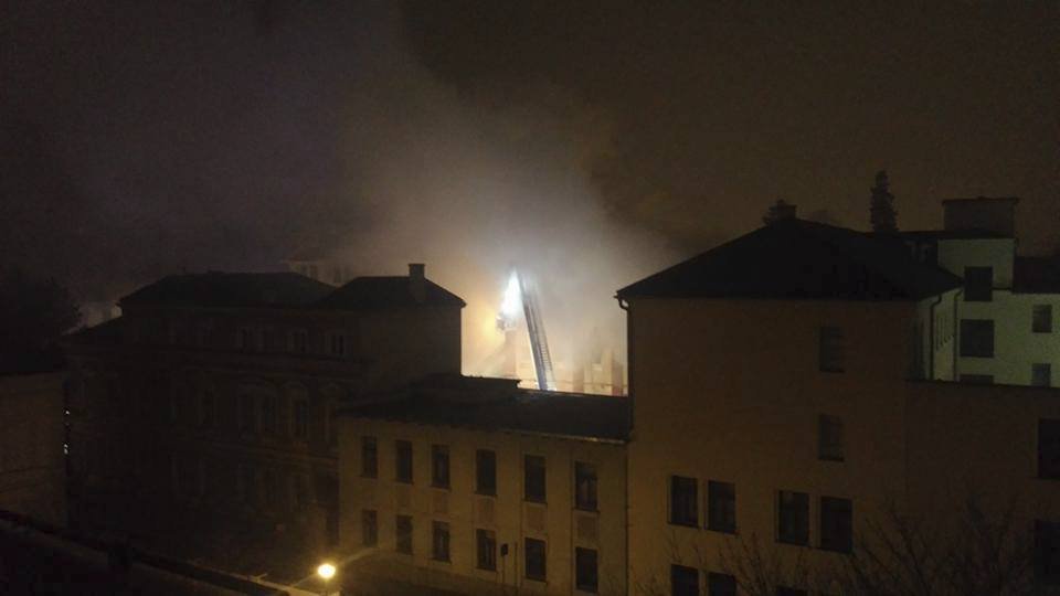 V Krnově na Bruntálsku hoří budova bývalé textilky Karnola.