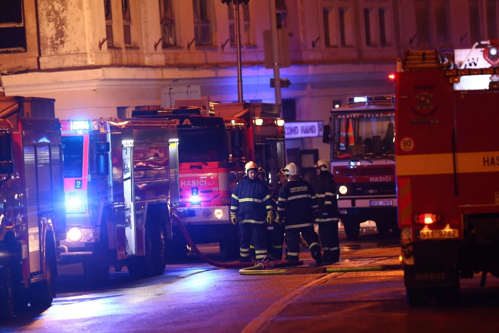 Na místě požáru zasahovalo 18 hasičských jednotek. Oheň hasiči krotili čtyři hodiny a ve čtvrtek dopoledne ještě stále dohašují požářiště a prohledávají trosky.