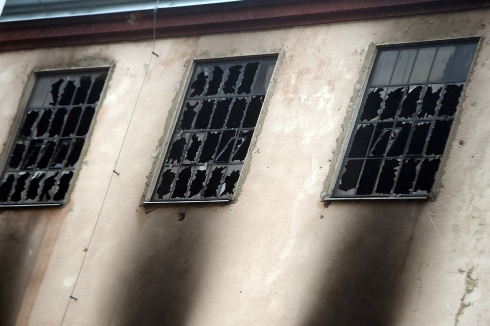 Vyhořelá textilka Karnola v Krnově.