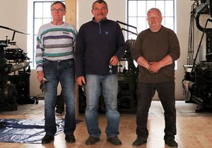 Na opravách historických strojů se podílejí bývalí karnoláčtí seřizovači Josef Vojkůvka, Rudolf Klimenko a Jiří Šurman (zleva).