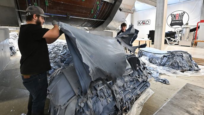 KARO Leather dostal od České národní banky (ČNB) zelenou k přesunu na hlavní trh pražské burzy. KARO Leather dostal od České národní banky (ČNB) zelenou k přesunu na hlavní trh pražské burzy.