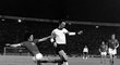 1976 - Ve finále ME takhle atakoval Beckenbauera.