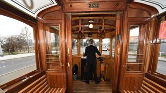 Tramvaje se v minulosti šoférovaly vestoje. Hubkové to nevadí, ba to podle ní ještě zvyšuje koncentraci. Tramvaje se v minulosti šoférovaly vestoje. Hubkové to nevadí, ba to podle ní ještě zvyšuje koncentraci.