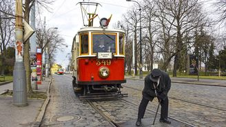 Součástí každého výjezdu historické elektriky bývá průvodčí, který se mimo jiné stará o ruční přendávání výhybek Součástí každého výjezdu historické elektriky bývá průvodčí, který se mimo jiné stará o ruční přendávání výhybek