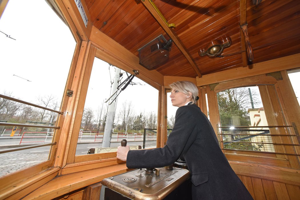 Karolína platí za jedinou řidičku, jež v Praze obsluhuje všechny typy tramvají 