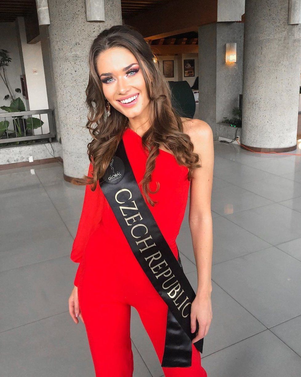 Karolína Kokešová vyhrála soutěž krásy Miss Global.