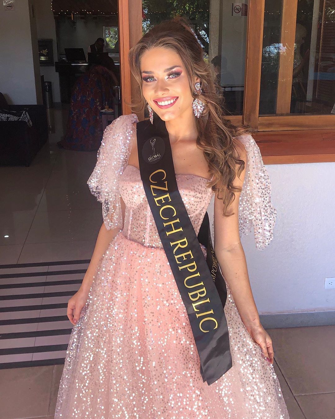 Karolína Kokešová vyhrála soutěž krásy Miss Global.