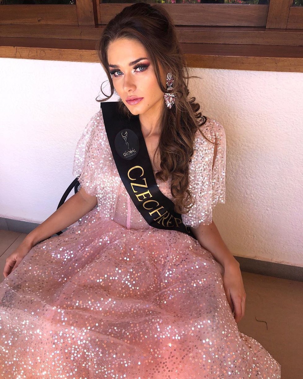 Karolína Kokešová vyhrála soutěž krásy Miss Global.