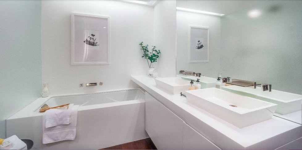 Karolína Kurková prodala byt: Koupelna s hlubokou vanou.