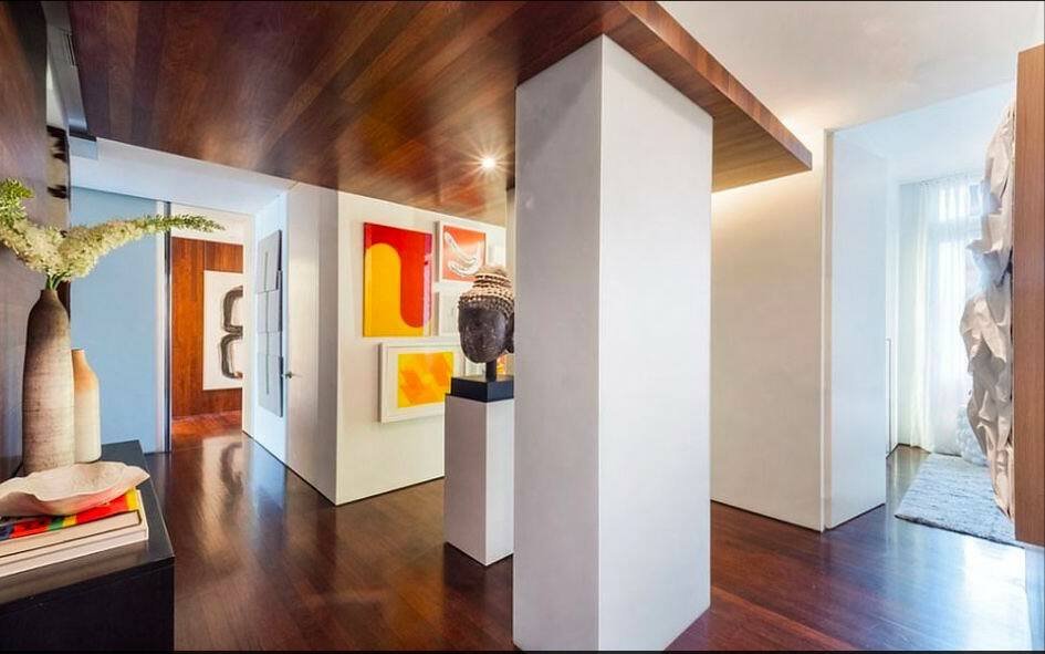 Karolína Kurková prodala byt: Interiér je vkusně zařízen uměleckými díly z Karolíniny sbírky.