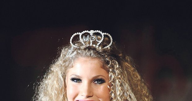 Rok 2010: Jennifer bylo sedmnáct let a získala titul Miss MS (mistrovství světa)