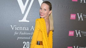 Kanárkově žlutými šaty Karolína dostála svému  ocenění