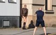 Karolína Kurková na focení v Berlíně: Proklatě zrádná sukně