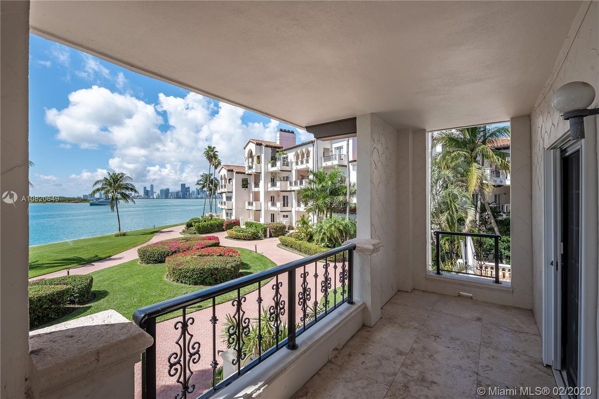 Aprtmán Karolíny Kurkové v Miami: Výhled z balkonu přímo na oceán.
