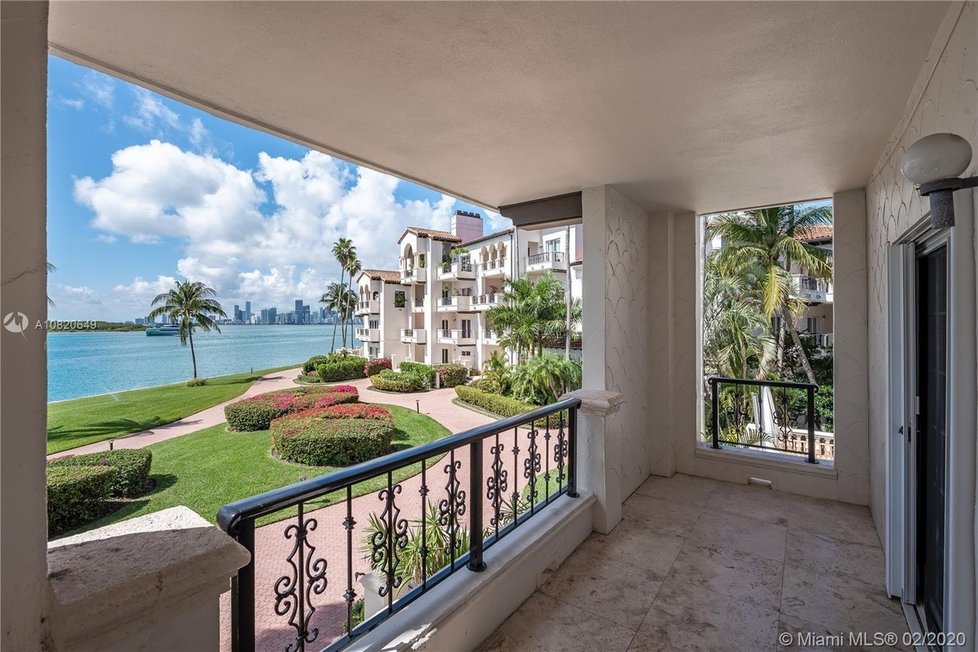 Apartmán Karolíny Kurkové v Miami: Výhled z balkonu přímo na oceán.