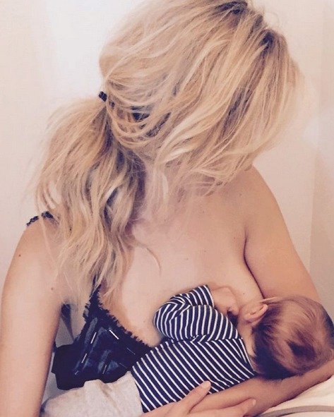 Karolína Kurková sdílela na Instagramu svůj postoj ke kojení.