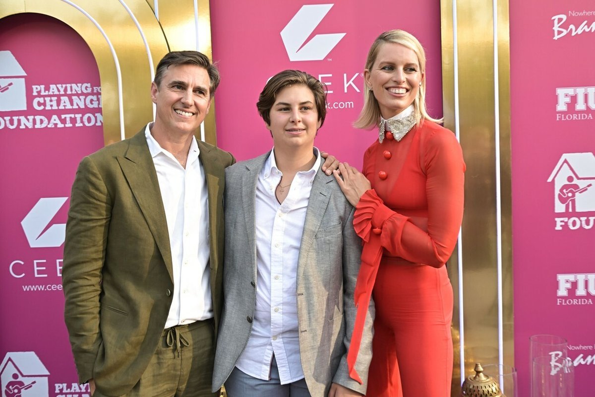Karolína Kurková se synem Tobinem a manželem na slavnostním předávání cen nadace Playing For Change 2023
