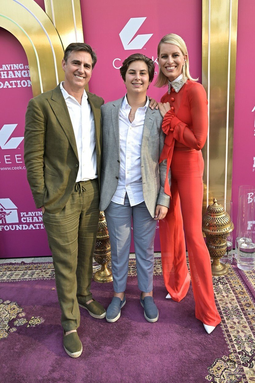 Karolína Kurková se synem Tobinem a manželem na slavnostním předávání cen nadace Playing For Change 2023