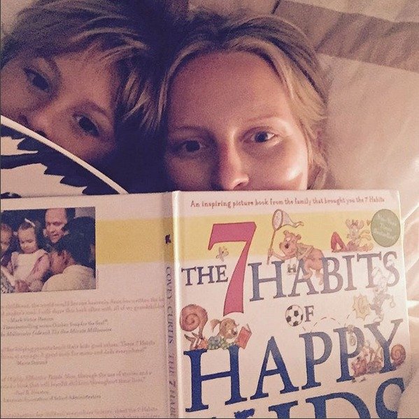 Karolína Kurková se svým synem si užívá společné chvilku v teple domova a s jejich oblíbenou knihou.