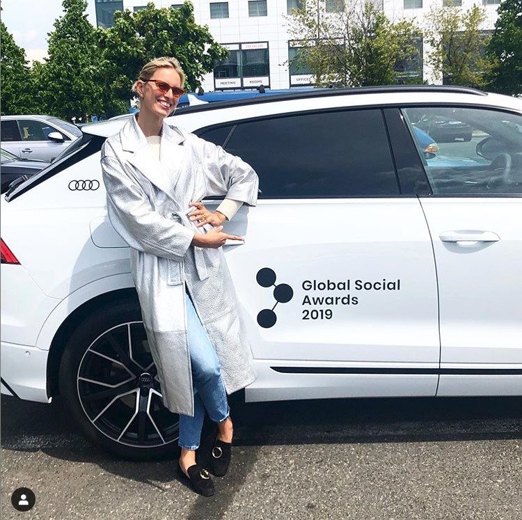 Topmodelka Karolína Kurková bude moderovat Global Social Awards v pražském Foru Karlín.