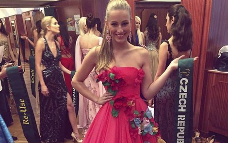 Na velké finále oblékla Karolína růžové šaty s ručně vyráběnou květinovou aplikací. 