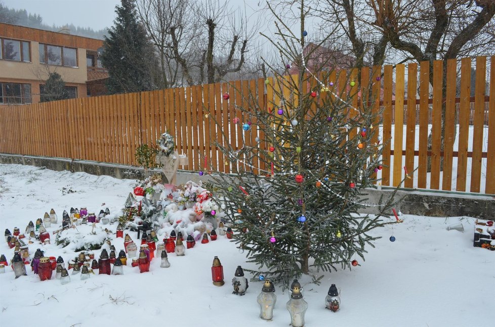 Na místě tragedie nazdobili Dulínkovi, místní a kamarádi všem holkách stromeček