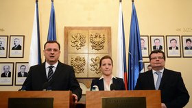 Premiér Nečas, ministryně obrany Peake a její předchůdce Vondra na tiskové konferenci