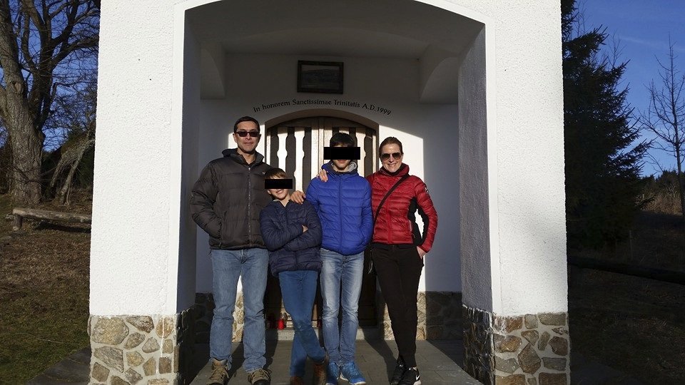 Karolína Peake se na čas odmlčela, na Silvestra 2015 se však ozvala. S fotkou z procházky se svou rodinou.
