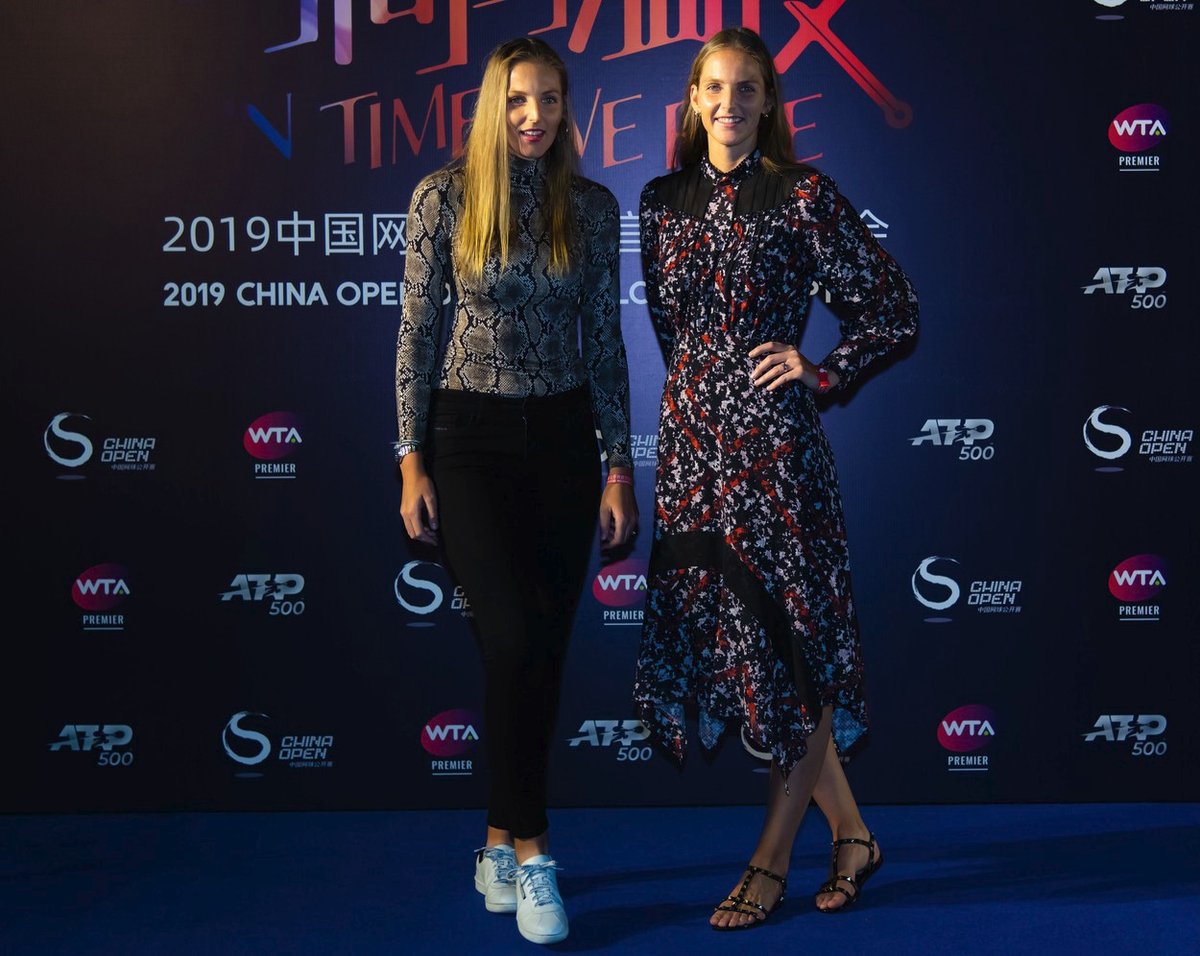 Karolína Plíšková (vpravo) se sestrou Kristýnou ozdobily hráčskou párty na turnaji v Pekingu