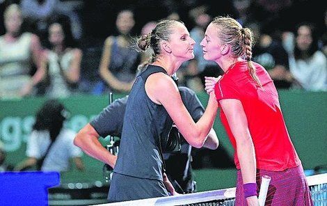 Karolína Plíšková (vlevo) a Petra Kvitová jsou sice velké rivalky, ale tuhle akci si chtějí užít.