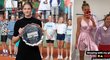 Tak jsem tady i s talířem. Karolína Plíšková ukázala dětem ve své akademii trofej z finále Wimbledonu.