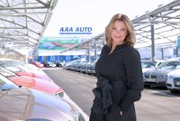 Karolína Topolová slaví 25 let v AAA AUTO rekordními prodeji: Jaká byla její cesta?