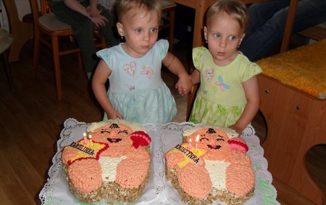 Sestřičky teď oslavily druhé narozeniny.