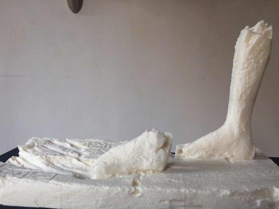 K vidění je i kopie z 3D tiskárny fragmentu dřevěné nohy hodnostáře Mernefua.