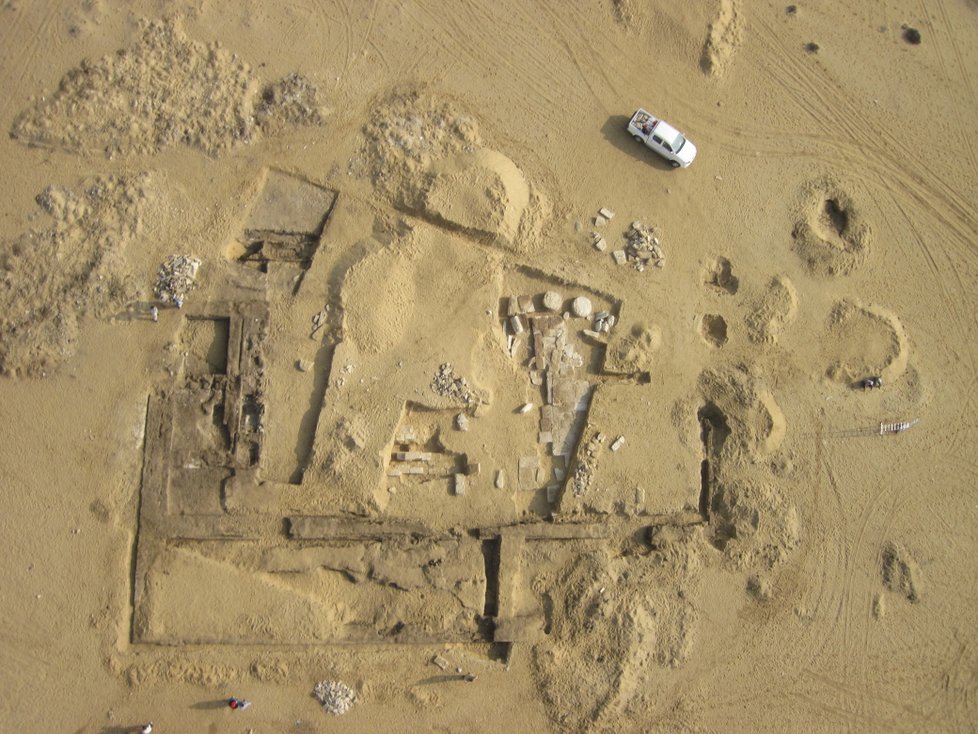 Pohled na zbytky chrámu Ramesse II., který byl odkrýván v letech 2012 a 2017.