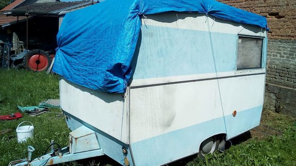 Na prodej je vzácný český karavan ze socíku. Není drahý, ale potřebuje péči