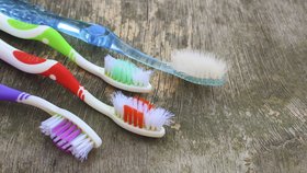 Nevyhazujte starý kartáček na zuby! 8 tipů na jeho další využití