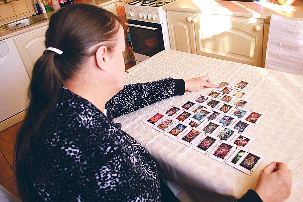 Kartářka Helena ukazuje, jak vykládala karty pro přátele Aleše Vytopila