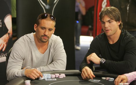 Pokeroví hráči Tomáš Plekanec a Michael Frolík u karetního stolu.