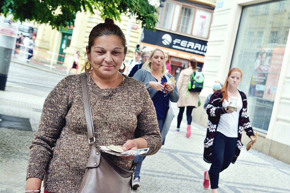 Lenka vykládá karty v ulicích Prahy. Je to její obživa.