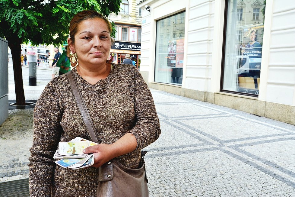 Lenka vykládá karty v ulicích Prahy. Je to její obživa.