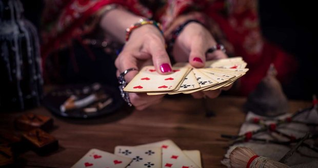 Zajímá vás, co tarot odhalí právě vašemu znamení? Stačí se ZDARMA zaregistrovat a pak už si jen v klidu vychutnat výklad karet.
