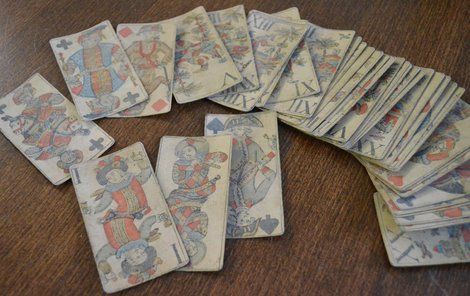 Ručně malované hrací karty ze 17. století jsou v depozitáři Muzea Vysočiny.