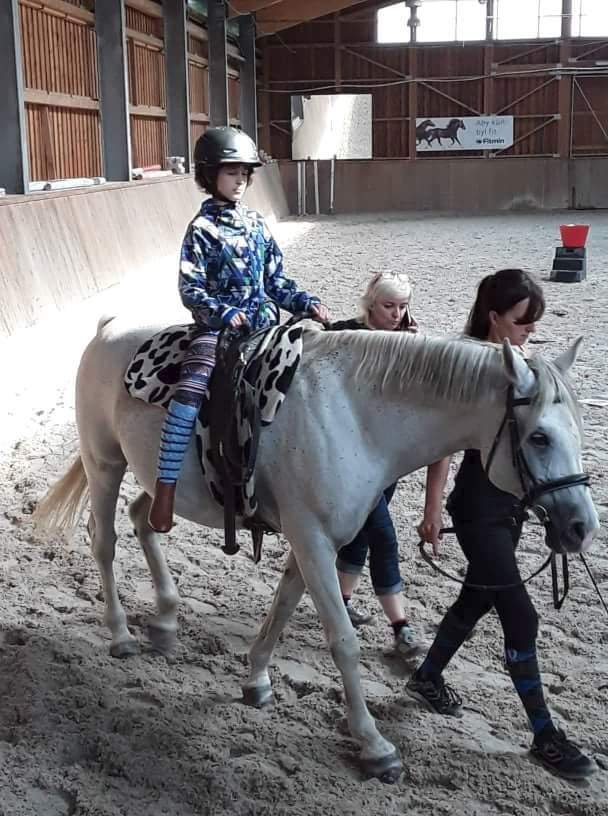 První zářijový týden do školy Lenička ještě hned jít nemohla, rehabilitovala na hipoterapii.