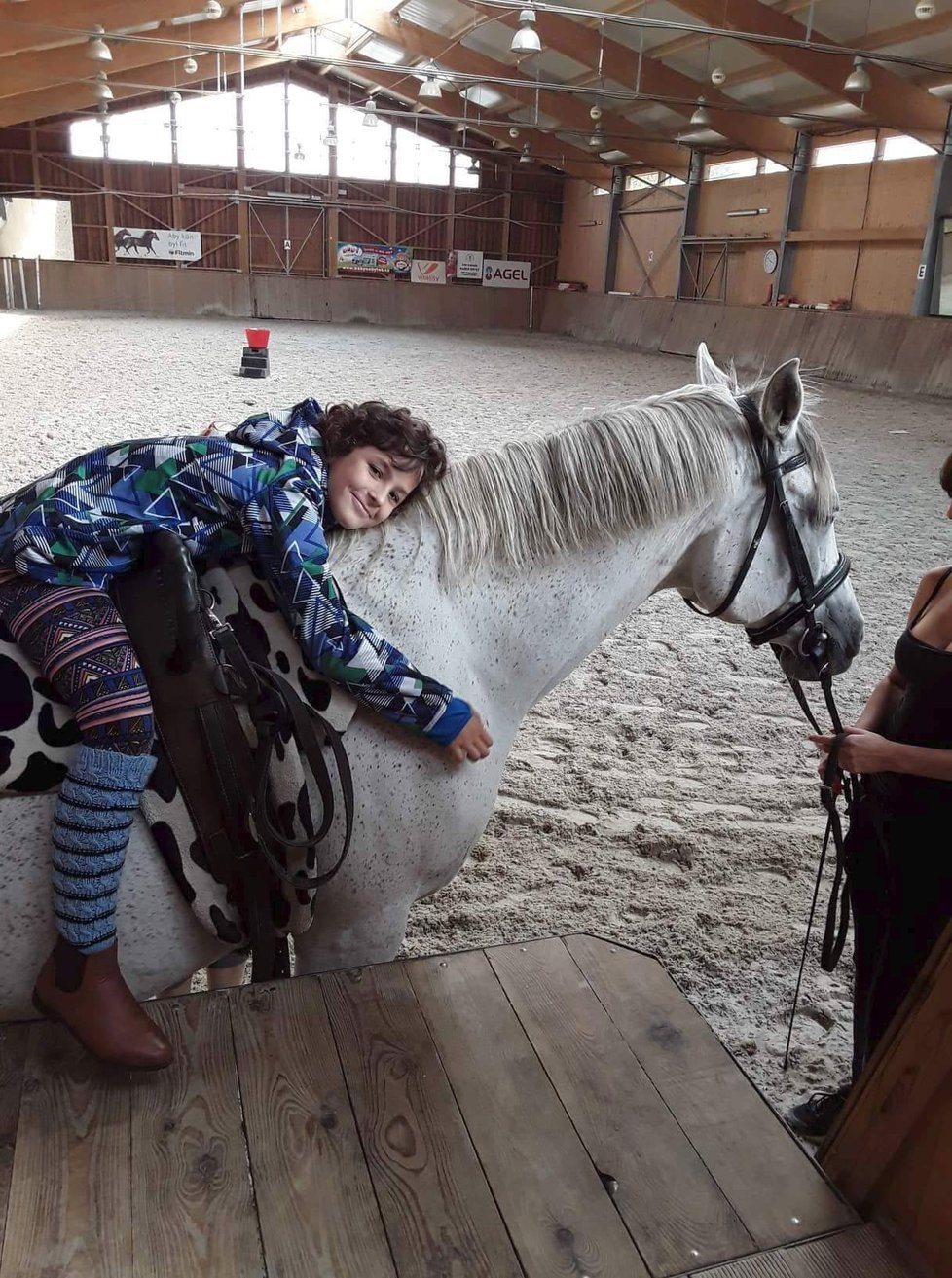 Lenka miluje koně, těší se, že bude chodit na &#34;koňácký&#34; kroužek.