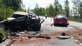 Děsivá nehoda v Karviné: Po srážce začal vůz s třemi malými dětmi hořet.