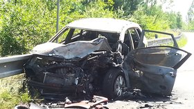 Děsivá nehoda v Karviné: Po srážce začal vůz s třemi malými dětmi hořet.