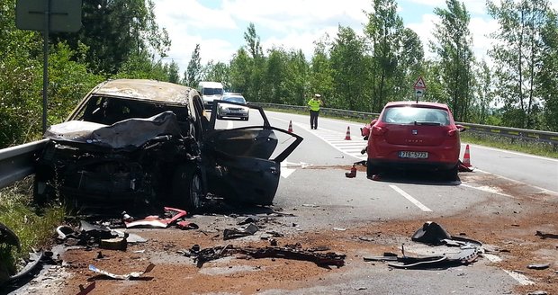 Děsivá nehoda v Karviné: Po srážce začal vůz s třemi malými dětmi hořet