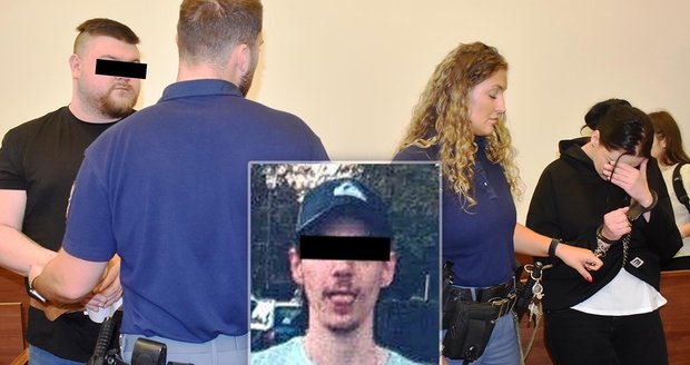 Sourozenci Antonín Š. (27) s Renátou P. (38) z Karviné se u soudu zpovídají z kruté vraždy Tomáše (†21). Tomu měli poleptat obličej a dýchací cesty žíravnou a nechat ho hodiny umírat bez pomoci.